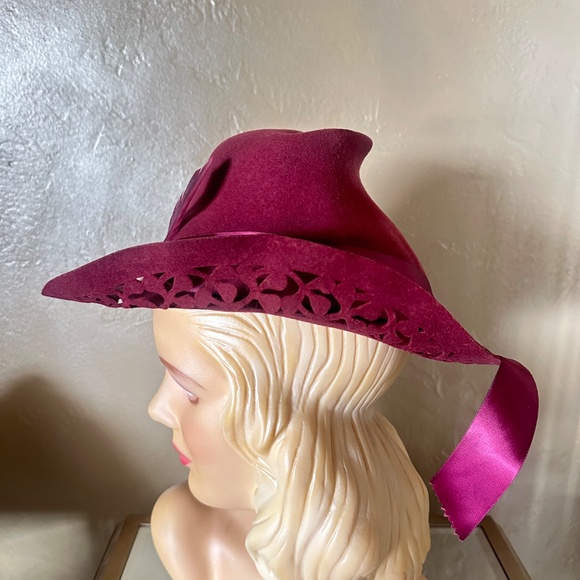 STRIKING 1940s\' BURGUNDY FELT FEDORA WITH BRIM CUTOUTS AND FEATHER \